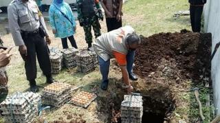 Telur Bansos Pemprov Jabar Membusuk 